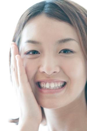 レーザーで鼻炎の治療ケアをする施術院